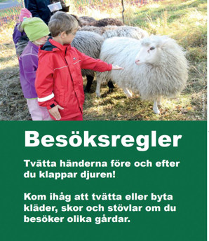 Skylt med besöksregler för djurgård