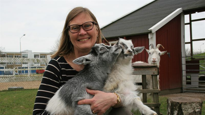 Forskningskoordinator Karin Artursson, SVA, vid besök på 4H-gården Almvik i Skåne. Foto: Karolina Erixon, 4H Almvik