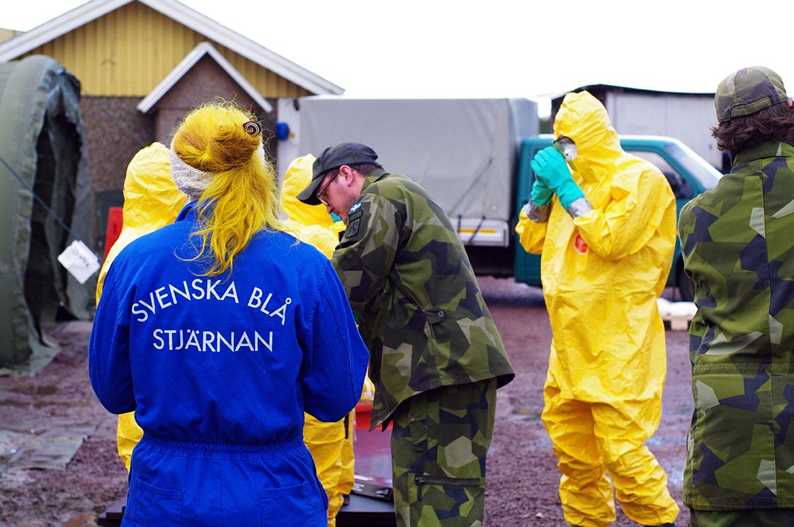 Några personer i skyddsmundering och militäruniform.